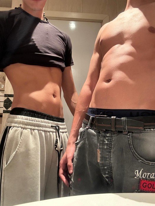Escort fin de semana Gemelos latinos listo para unirse al divertimiento en Barcelona